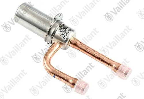 Vaillant Expansionsventil mit Kupferrohren und verchromtem Gehäuse. Produkt hat zwei Anschlüsse, die mit Schutzkappen versehen sind.